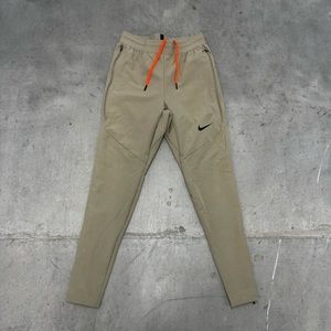 NIKE PRO Winterized Woven Training
Pants in Khaki ****TALL/COUPE SMALL